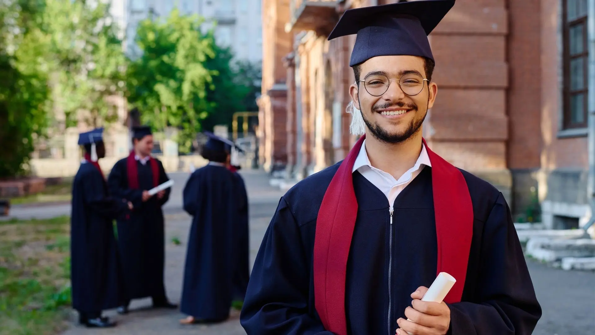 joven con su birrete graduado